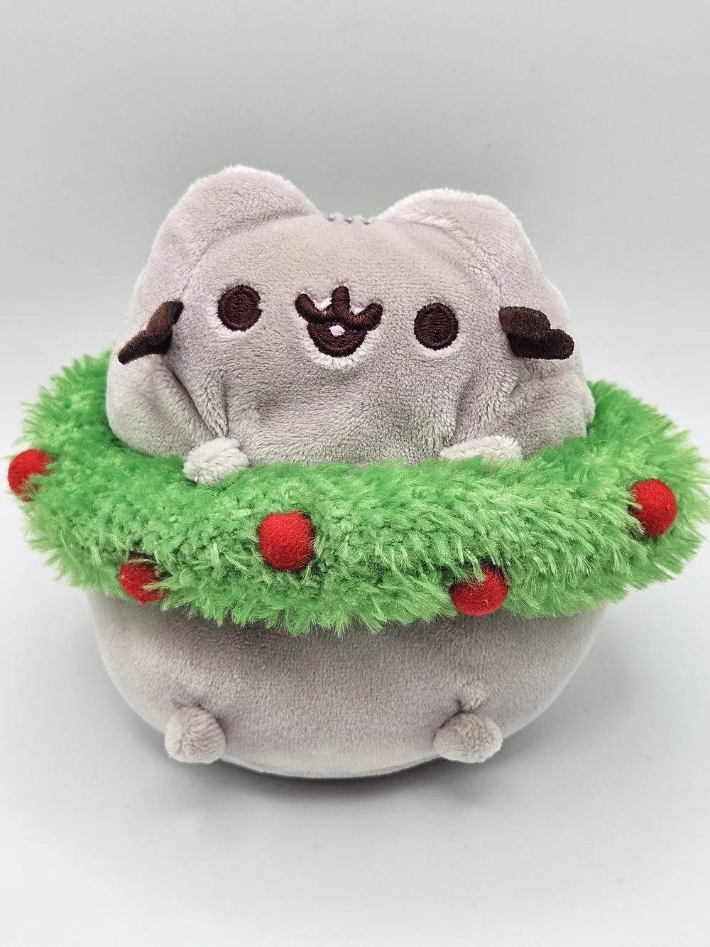 GUND Pusheen Cat with Christmas Holiday Wreath Mini 5” Plush Stuffed Animal